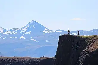 Vue d'un rempart du Helgrindur (premier plan).