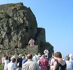 Eucharistie en plein air au pied du ‘‘Rocher de l’Hermitage’’ à Saint-Hélier, Jersey, lors du pèlerinage annuel