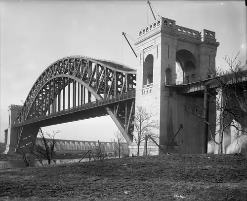 Hell Gate Bridge vers 1917.