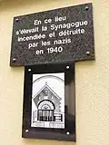 Synagogue détruite en 1942 avec plaque commémorativeGénéalogie et histoire : éléments de la vie quotidienne des Juifs d’une communauté rurale : l’exemple de Hellimer en Moselle, par Pascal Faustini