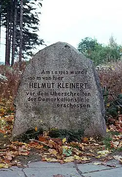 Un bloc de granit grossièrement taillé d'environ un mètre de haut porte l'inscription « Am 1.8.1963 wurde 150 m von hier HELMUT KLEINERT vor dem Überschreiten der Demarkationslinie eschossen ».