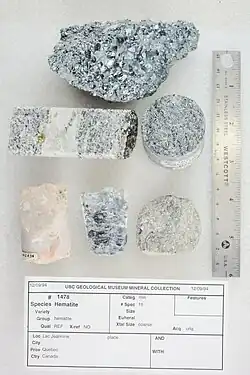 Échantillons de minéraux, dont de l'hématite, provenant du site minier du Lac Jeannine