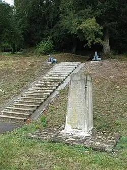 Monument à Henri Collignon au bas de la butte.