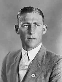 Portrait en noir et blanc d'un homme en costume.