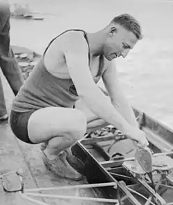 Un homme travaillant sur une embarcation.