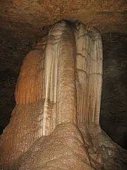 Pilier stalagmitique (Hérault).