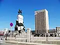 Monument à La Havane face à l'hôpital Hermanos Ameijeras