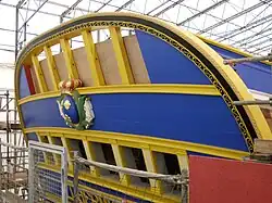 Le haut de la poupe, peinture et pose du blason d'ornement.