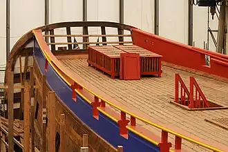 Peinture des pavois et pose de cages à poules sur le pont du gaillard arrière.