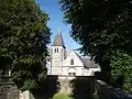 L'église d'Heudicourt vue des douves du Château