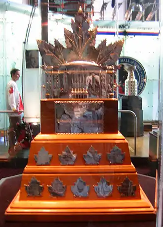  Photographie du trophée Conn-Smythe