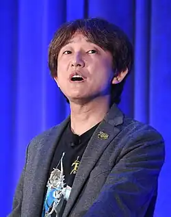 Un homme asiatique en pleine conférence.