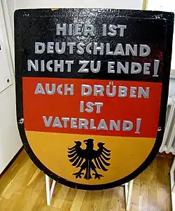 Panneau ouest-allemand noir, rouge et or indiquant « Hier ist Deutschland nicht zu Ende. Auch drüben ist Vaterland!"