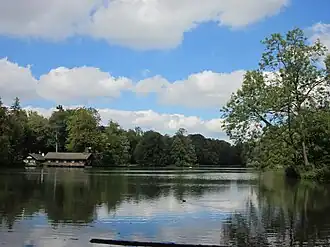 Vue du sud, le hangar à bateaux sur la gauche