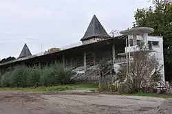 La tribune principale (avant la rénovation) et, à droite, la tour des officiels.