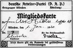 Image noir et blanc de la carte du Parti national-socialiste des travailleurs allemands d'Adolf Hitler. La date d'adhésion du 1er janvier 1920 est lisible.