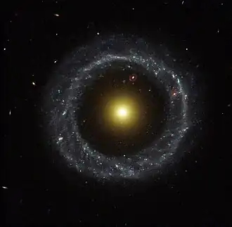 L'objet de Hoag, photographié par le télescope spatial Hubble.