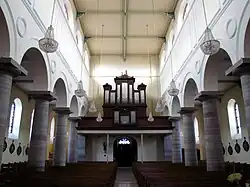 Vue intérieure de la nefvers la tribune d'orgue.