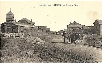 Le village en reconstruction en 1920 avec l'église provisoire.