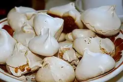 Photographie en couleur représentant des meringues.