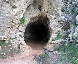 Entrée de la grotte de l'Homme mort.