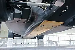 Photo du fond plat de la Honda RC101B noire, surélevée sur des tréteaux.