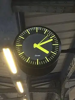 Horloge "Profil TGV" équipant les gares SNCF.