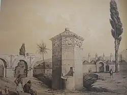 La Tour des Vents avec son cadran méridional au centre.