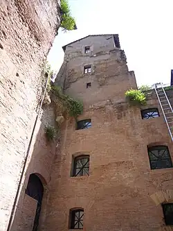 Partie droite du pavillon.