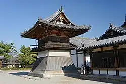 Le Tō-in shōrō du Hōryū-ji est un hakamagoshi typique.