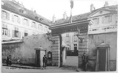 L'hôtel Saint-Pierre abritant la Préfecture maritime de 1800 à 1914, vue de la rue de Siam.