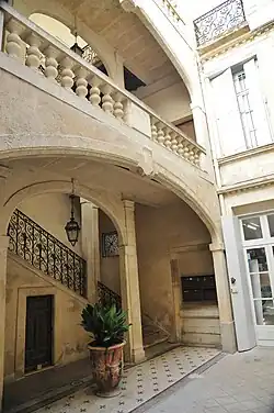 Escalier en loggia dans la cour