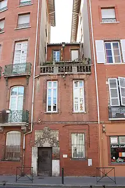 no&nbsp;1 ter : l'étroite façade de l'immeuble.