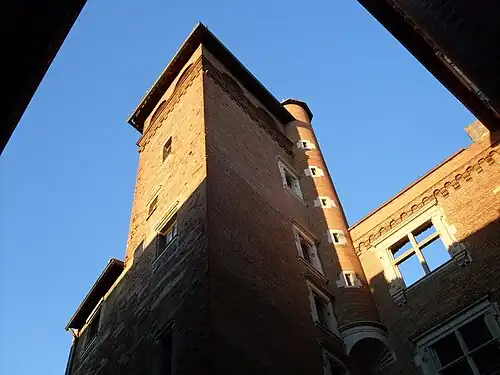 no&nbsp;1 : la tour et sa tourelle d'angle.