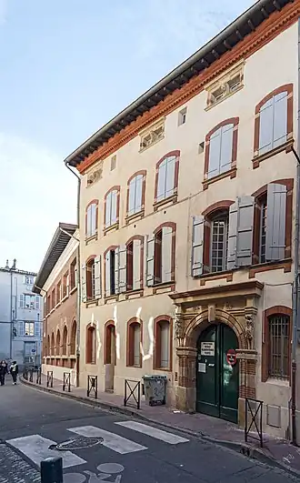 no&nbsp;9 : façade de l'hôtel Réquy.