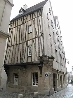 Maison à colombages au no 12.