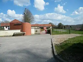 Entrée du groupe scolaire.