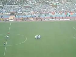 footballeurs format un cercle dans un stade