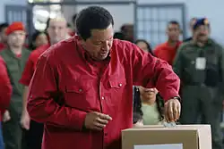 Le président Hugo Chávez vote lors du référendum de décembre 2007 au Venezuela.