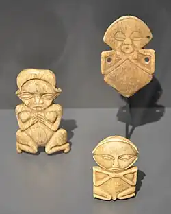 Amulettes en ivoire.