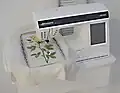 Machine domestique moderne, pour coudre et broder.Ce type de machine destiné aux loisirs créatifs, fait largement appel à l'électronique.