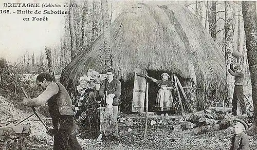 Hutte de sabotiers dans une forêt bretonne vers 1900 (carte postale, Émile Hamonic)