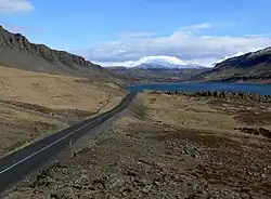 Hvalfjörður avec Botnssúlur du bas en arrière-plan.