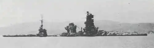 Le Hyūga coulé en eaux peu profondes, 1945