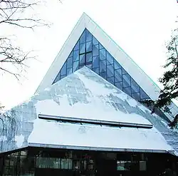 L'éclairage provient de la baie-vitrée.