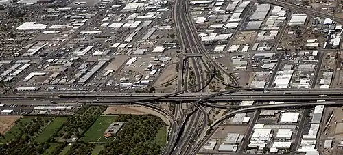 "The Stack&nbsp;(en)", intersection de l'I-10 et de l'I-17. Vue vers le nord au centre-ville de Phoenix.