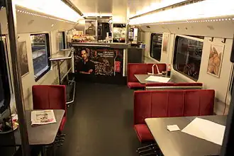 Bistro à l'étage inférieur.