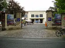 Portail à l'entrée de la photothèque, qui porte des plaques IGN sur ses montants.