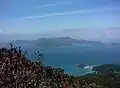 Depuis le sommet de l'île malaisienne de Langkawi (890&nbsp;m), on voit dans la brume l'île vierge de Tarutao.