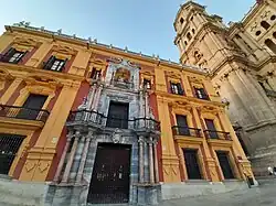 Le  palais épiscopal avec la cathédrale à droite.